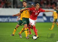 FUSSBALL NATIONALMANNSCHAFT: Lucas NEILL (li, Australien) gegen Albert BUNJAKU (re, Schweiz)