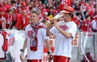 Fussball 1. Bundesliga : Jubel mit Bier Bastian Schweinsteiger, Holger Badstuber (v. li., FCB)