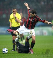 Fussball Champions League  Saison 2010/2011: Zlatan Ibrahimovic (oben, AC Mailand) gegen William Gallas (Tottenham Hotspur)
