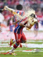 Fussball, 1. Bundesliga  Saison 13/14: Weissbierdusche, Meister FC Bayern Muenchen