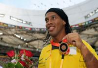 FUSSBALL  Olympia 2008  Ronaldinho (BRA) praesentiert seine Bronzemedaille