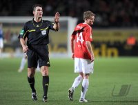 1. Fussball Bundesliga: Schiri Knut Kircher mit Andre Schuerrle (1. FSV Mainz 05)