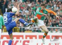 Fussball 1. Bundesliga: Bremen - Schalke, Zweikampf