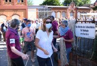 Fair und Regional; Menschenkette pro Rottenburger Schlachthof von Landwirten und Metzgern