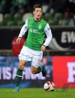 FUSSBALL, EUROPA LEAGUE GRUPPENPHASE: Bremen, OEZIL Einzelaktion am Ball