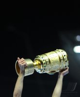 Fussball: DFB Pokal Finale: Der POKAL in Haenden