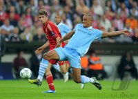Fussball CHL  Saison 2011/2012:  Thomas Mueller (li, FC Bayern Muenchen) gegen Vincent Kompany (Manchester City)
