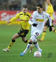 Fussball 1. Bundesliga  Saison 2010/2011: Sven Bender (li, Borussia Dortmund) gegen Karim Matmour (re, Borussia Moenchengladbach)