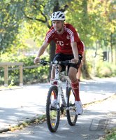 Fussball 1. Bundesliga: Die Mannschaft des FCB macht eine Fahrrad Tour mit dem Mountainbike