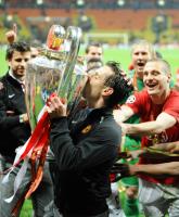 Fussball CHL  FINALE 2008  NEVILLE  (ManU) mit CHL Pokal