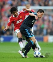Fussball CHL  Saison 2010/2011:  Rafael  (li, Manchester United FC) gegen Alexander Baumjohann (re, FC Schalke 04)
