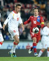Fussball Nationalmannschaft : Milorad Pekovic (li, Montenegro) gegen Tomas Rosicky (Tschechische Republik)
