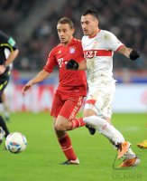 Fussball 1. Bundesliga :  Rafinha (li, FC Bayern Muenchen) gegen Timo Gebhart (VfB Stuttgart)