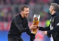 Fussball 1. Bundesliga Saison 21/22: JUBEL FC Bayern Muenchen feiert die 32. Meisterschaft