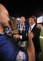 FUSSBALL SERIE A:  JUBEL MIT POKAL, Wesley Sneijder, Lucio, Trainer Leonardo (v. li., Inter Mailand)