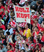 Fussball 1. Bundesliga : FC Bayern Muenchen Fankurve mit einem Banner HOLZKOPF