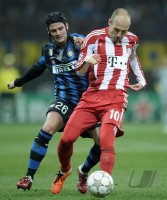 Fussball CHL  Saison 2010/2011: Arjen Robben (re, FC Bayern Muenchen) gegen Cristian Chivu (li, Inter Mailand)