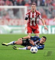 Fussball CHL  Saison 2010/2011: Bastian Schweinsteiger (Oben, FC Bayern Muenchen) gegen Lucio (Inter Mailand)