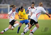 FUSSBALL  Olympia 2008   Halbfinale  Frauen   Brasilien - Deutschland