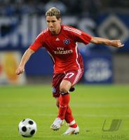 FUSSBALL UEFA CUP: Hamburg, NEVES Einzelaktion