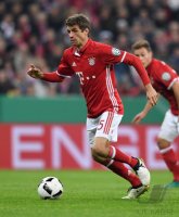 Fussball DFB Pokal 2. Runde 16/17: FC Bayern Muenchen - FC Augsburg