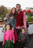 FUSSBALL 1. BUNDESLIGA 14/15: FC Bayern Muenchen besucht das Oktoberfest