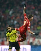 Fussball 1. Bundesliga, Saison 2012/2013:  Neven Subotic (li, Borussia Dortmund) gegen Mario Mandzukic (FC Bayern Muenchen)