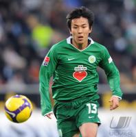 FUSSBALL 1. BUNDESLIGA: Wolfsburg, HASEBE Einzelaktion
