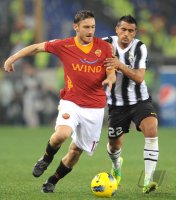 FUSSBALL SERIE A:  Francesco Totti (li, AS Rom) gegen Arturo Erasmo Pardo Vidal (Juventus Turin)