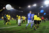 Fussball 1. Bundesliga : (v. li) Die Spieler Marcel Schmelzer (Borussia Dortmund) Mats Julian Hummels (Borussia Dortmund)Peer Kluge (FC Schalke 04) laufen in den Signal Iduna Park ein
