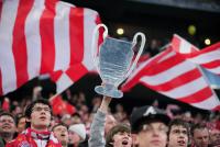 FUSSBALL  International CHL 09/10: FC Bayern Fans mit einem CHL Pokal