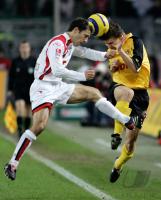 Fussball 1. Bundesliga: Dortmund - Hannover, Zweikampf