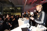 Fussball/ GES/  DFB Team im Mercedes-Benz Werk Bremen, 27.02.2012