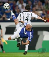 Fussball 1. Bundesliga: Schalke - Bielefeld, Zweikampf