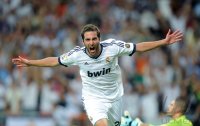 FUSSBALL Primera Division/Super Cup 2012: JUBEL Gonzalo Higuain (Real Madrid)