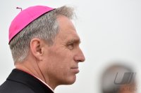 Papstmaschine der Alitalia mit Fahnen