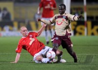 1. Fussball Bundesliga: Miroslav Karhan (li, 1. FSV Mainz 05) gegen Didier Ya Konan (re,Hannover 96)