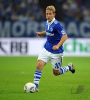 Fussball: Europa League, Saison 2011/2012: Schalke, HOLTBY am Ball