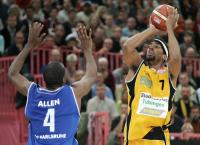 Basketball 1. Bundesliga: Tuebingen - Karlsruhe, Zweikampf