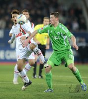 Fussball 1. Bundesliga, Saison 2011/2012: Hajime Hosogai (li, FC Augsburg) gegen Alexander Madlung (VfL Wolfsburg)