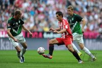 Fussball 1. Bundesliga Saison 2010/2011: Petri Pasanen (li, SV Werder Bremen) gegen Miroslav Klose (FC Bayern Muenchen) gegen Aaron Hunt (re, SV Werder Bremen)