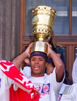 Fussball:  Paolo Sergio jubelt mit dem DFB POKAL