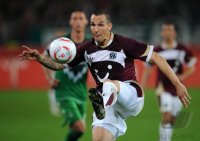 Fussball: 1. Bundesliga Saison 2010/2011: Hannover, POGATETZ am Ball