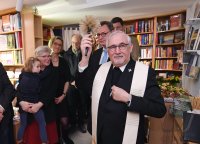 Bischof Dr. Gebhard Fuerst segnet die Buchhandlung Wekenmann