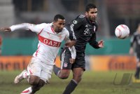 Fussball DFB Pokal 10/11 :  Cacau (li, VfB Stuttgart) gegen Breno (re, FC Bayern Muenchen)