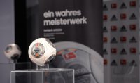 Fussball 1. Bundesliga  Saison  2013/2014:  Praesentation Adidas Ball Torfabrik 4
