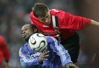 Fussball 1. Bundesliga: Schalke - Frankfurt, Zweikampf