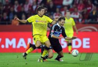 Fussball 1. Bundesliga :  Robert Lewandowski (li, Borussia Dortmund)gegen Dennis Diekmeier (re, Hamburger SV)
