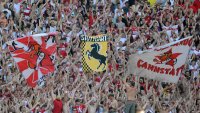 Fussball 1. Bundesliga :  Stuttgart Fankurve mit Fahnen