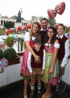 FUSSBALL 1. BUNDESLIGA 14/15:  FC Bayern Muenchen besucht das Oktoberfest 2014